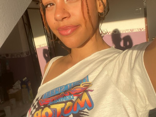 Alter: 19 / Schütze - Alter: 160 / schlank - Geschlecht: weiblich - Ausrichtung: bisexuell - Haare: braun / mittellang - Piercing: keins - bewebmaster-Alter: C - Hautfarbe: schwarz - Augen: braun - Rasur: vollrasiert